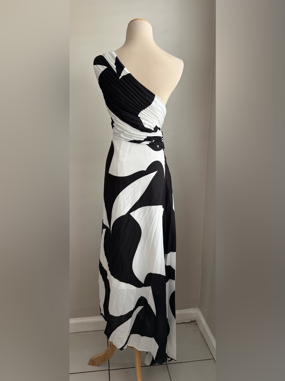 Nicole Miller | One-Shoulder Black and White Printed Maxi Dress | Size 12 - Picture 4 of 4